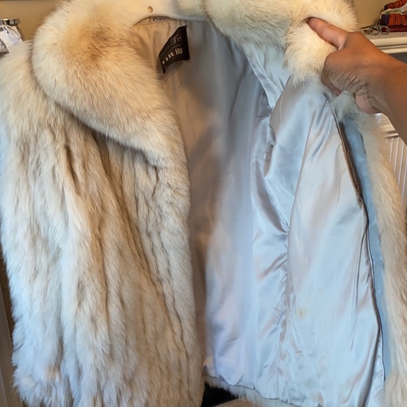 Eilers Furs exclusively for The Bon.  Saga fox fur coat size medium - Picture 4 of 4